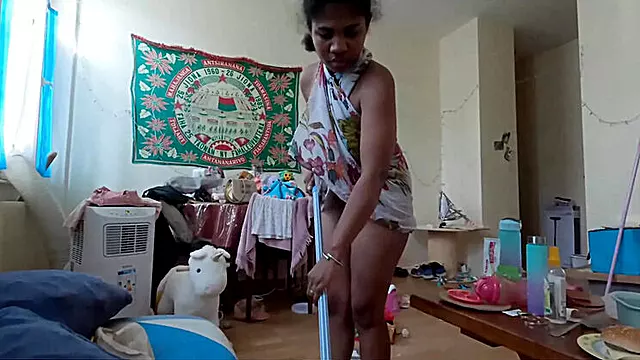 Sexy ebony maid Belle11 cleans naked - amateur big ass babe