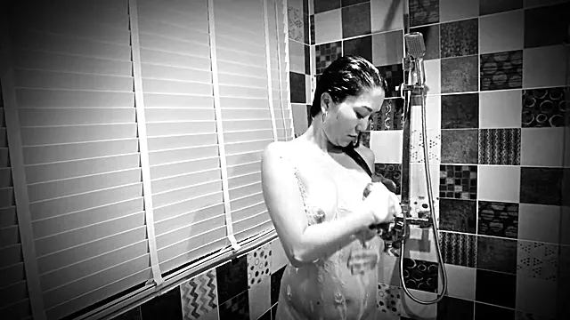 Shower time for sexy Asian! Amateur kazakh babe showers!