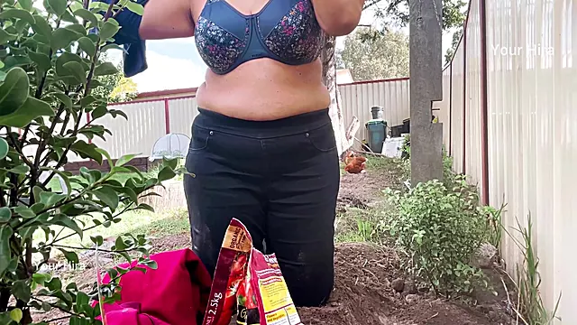 Naughty Hot Indian Aunty Showing Deep Cleavage In The Outdoor Garden