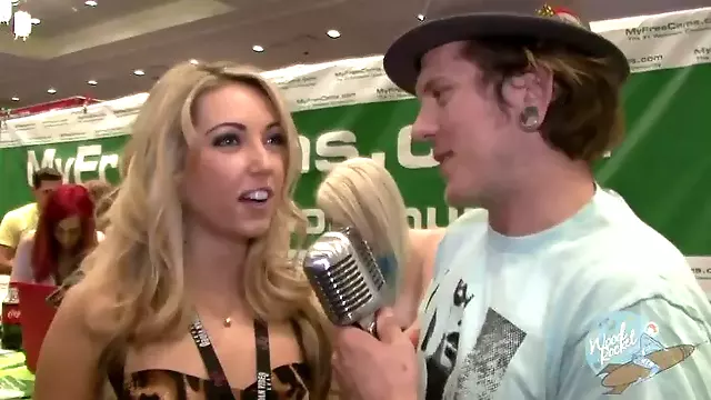 Tieten Showen, Pornoster, Blond, Kleine Tieten, Pornoster Interview, Straat Interview, Auditie Blond