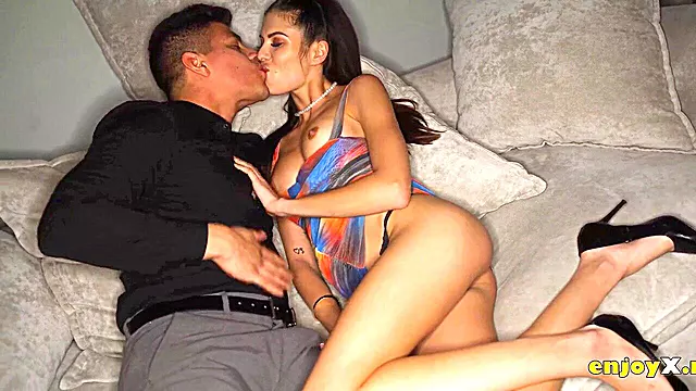 Creampie Černovlaska, Cernovlasky, Sperma V Pochvě, Výstřik Do Vnitř, Sperma V Kundě, Strikani Na Kundu