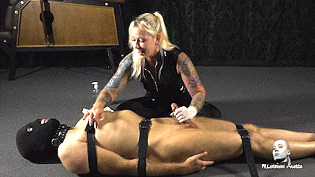 Gummi Bondage, Handjob Abgespritzt, Female Domina, Damenbinde, Femdom Gefesselt, Gummi Femdom