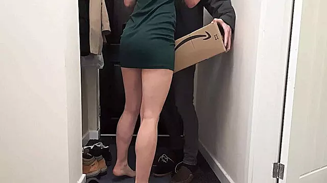 Hot Amazon Delivery Guy Gets Blowjob & Creampie From Lonely Divorced MILF Sofie Lund