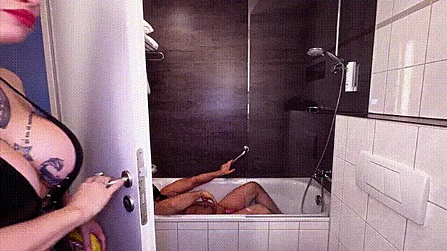 Donne Dominanti, Donne Che Pisciano, Signora In Toilet, Pioggia Dorata, Fetish Pipì, Doccia Di Piscio