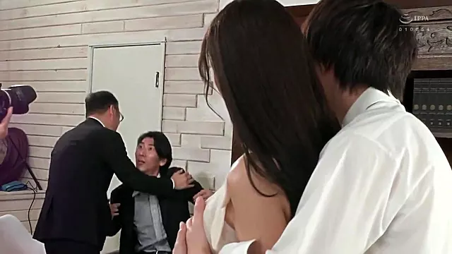 Giapponese Milf, Mora Asiatica, Tette, Tettone Giapponesi, Tettone Trio, Tradire La Moglie In Un Triangolo