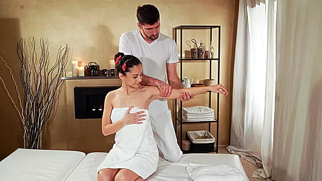 Fellation Arabe, Ejac Pipe, Brune À Enculer, Belle Éjaculation, L'interieur De La Vulve, Léchage De Sperme Sur Les Seins