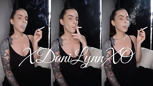 Model Brune, Brune Tatouee, Cigarette Fétiche, Brune Retro, Fétiche Smoking, Top Model, Bouche A Jus