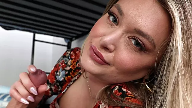 Blonde Branlette, Blonde Bite, Blonde Belle Mere Porno, Fellation Sur Le Visage, Coups De Bite