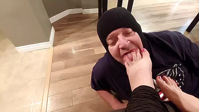 Foot sucking, footstool, unexperienced