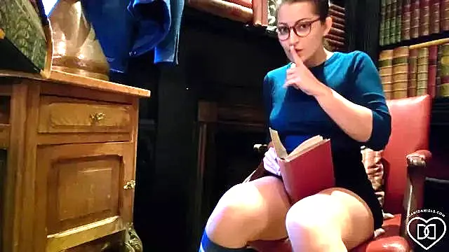 Brunette Onanerer, Offentlig Blotter, Bibliotek Flash, Offentlig Onani, Fetisch