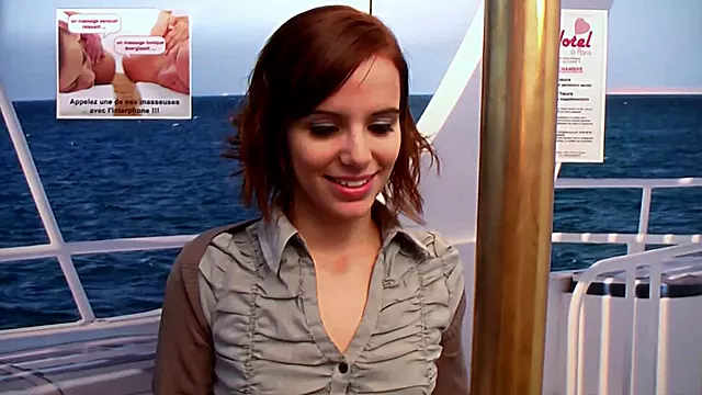 elle rejoint un mec au sexe shop