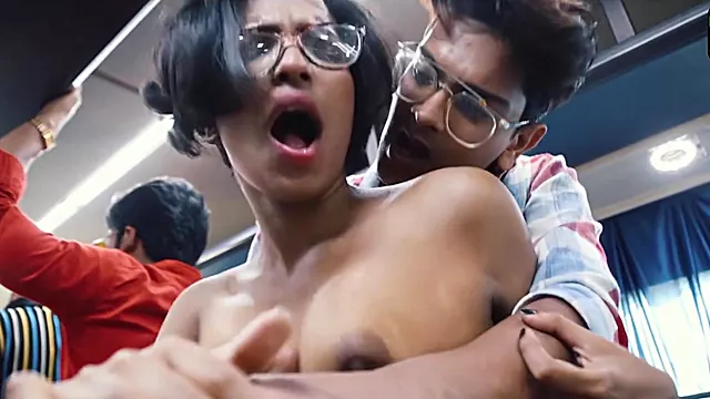 Today Exclusive -love On Moving Bus 1