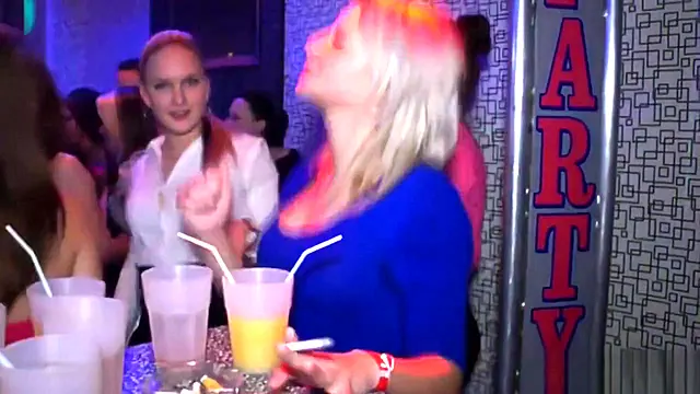 Amateur Neuken Grote Pik, Amateur Dikke Tieten, Amateur Feest, Grote Tieten Neuken, Opgehangen Aan Borsten