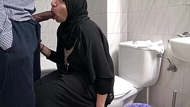 Refugee from Afghanistan lets ebony colleague from Sainsbury's cum in her mouth