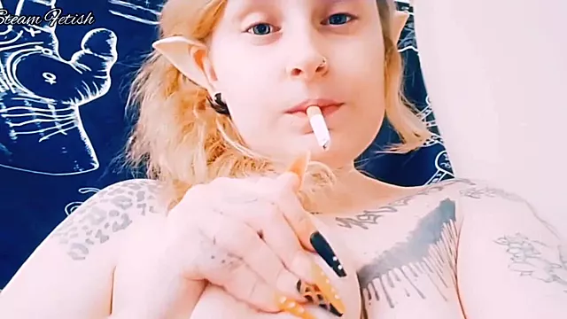 Amatéři Kouří, Amatérka Solo, Tetovani Amatérská, Ukazuje, Solo Kouření, Tetovaná Kouření, Pristihla