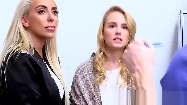 Blondiny Velke Prsia, Prsate Milfky, Teen Veľké Prsia, Trojka Veľké Prsia, Prsia Blondinka