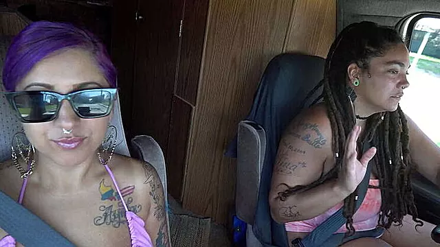 Bisex Poilue, Lesbiennes Androgynes, Gode Public, Orgasme Gode, Milf Poilue, Vagin Hard, Lesbienne Sextoy