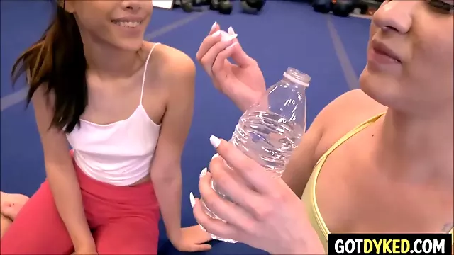Ohebné Lesbičky, Milki Lesby, Joga Lesbian