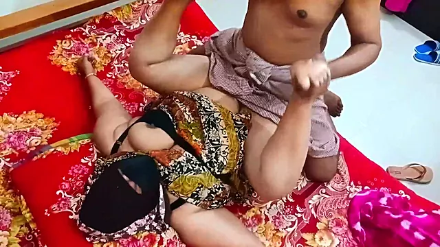 Möhteşem Iri Döşler, Boyuk Sik Seksi, Sikişmə, Masturbasiya Edən Xalaska, Xala, Hindli Qoca