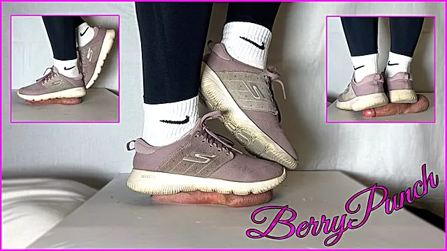 Trample Bold, Pik Og Nosser, Beskidt Penis, Beskidte Fødder, Feet Dominans, Fodfetish, Fetisch