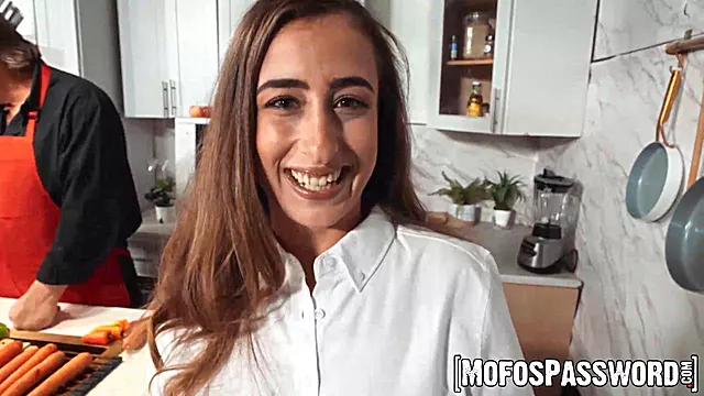 Blasen Zeigen, Babe Brünette, Brünette Öffentlich, Kleine Titten Brunette, Von Hinten, Harte Titten
