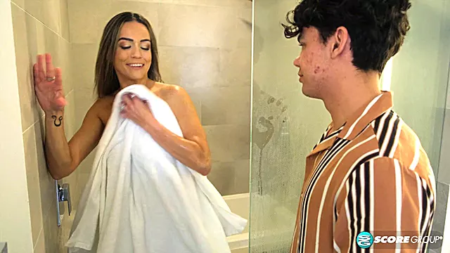 Stepson gets a hard pounding from his Colombian MILF stepmom - Full HD