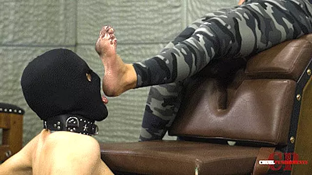 Slave Fødder, Beskidte Fødder, Femdom Dominans, Slikke Fod, Fødder Tilbedelse, Ryger Fetish