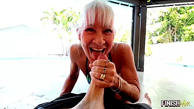 Oma Anspritzen, Mager Abspritzen, Handjob Abgespritzt, Oma Skinny, Wichsen, Schwimmbad Handjob