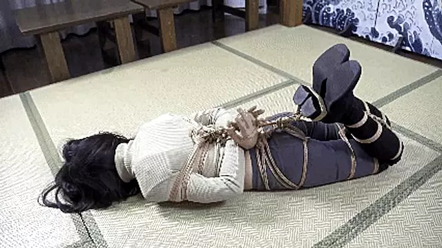 xr108-The girl in black leather boots Hogtie bondage