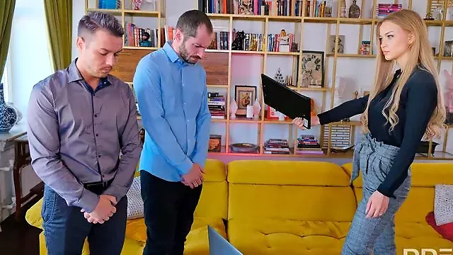 Tettone Dp, Milf Rasata, Doppia Penetrazione Sul Divano, Trio Milf Tettone, Pompino Tettona