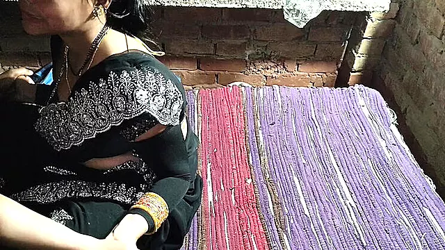 Desi Ex-Hotwife Hardcore Doggy Style Fucking in Hindi - Hot Indian Couple Viral Sex Video