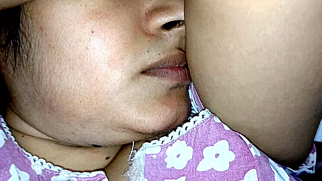 Nahaufnahme Muschi Lecken, Kehlenfick, Tiefes Küssen, Fotze Fingern, Treten, Mutter Und Mädchen