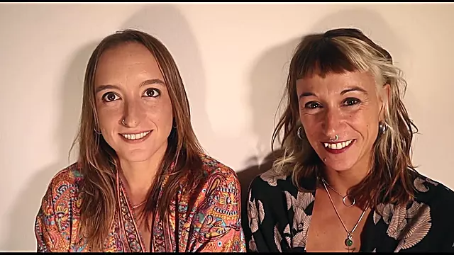 Interview and Tutorial of How to Use a Vibrator - Girl to Girl