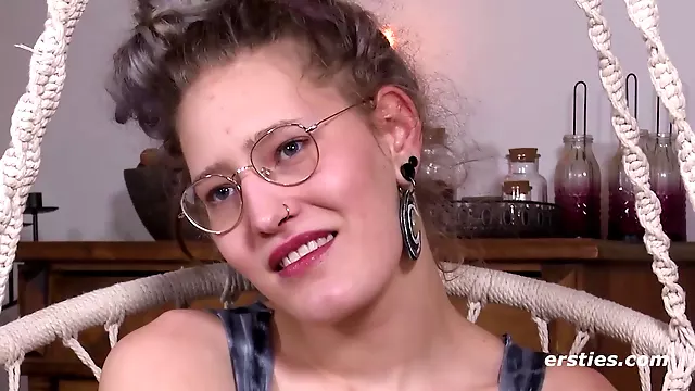 Die 24-jahrige Ines Steht Auf Fetischspiele Und Masturbiert Ausgiebig