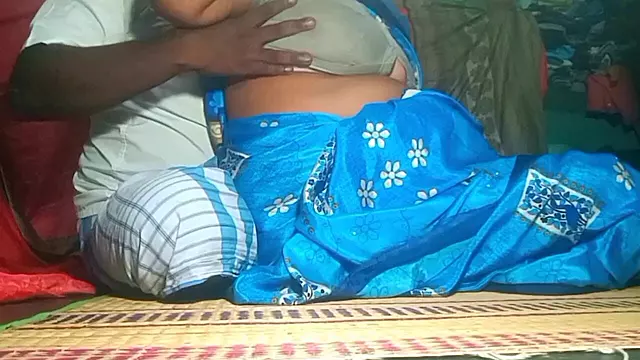 Desi House Wife Bussy Fingering in Boy Friend