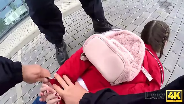 Law4k. h  bsches puppengesicht mit zierlichem k  rper wird von zwei wachen benutzt