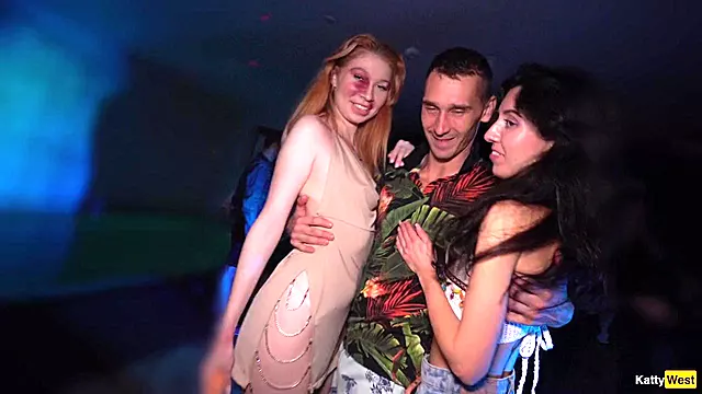 Pompino Ad Una Festa, Sborrata Dentro In Gangbang, Tette Piccole Creampie, Sborrate Nella Figa