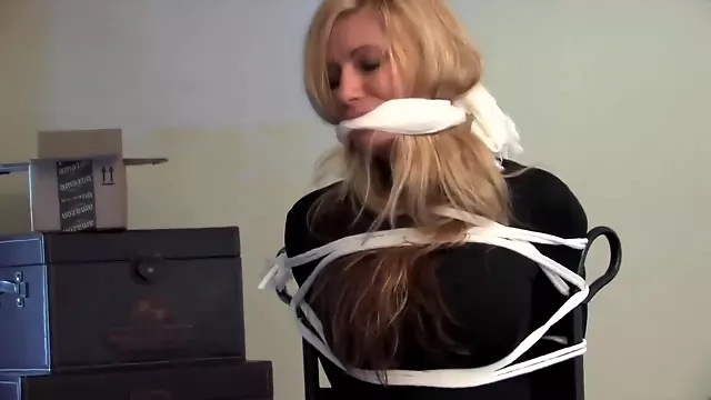 Svazana Blondyna, Bdsm Mičení