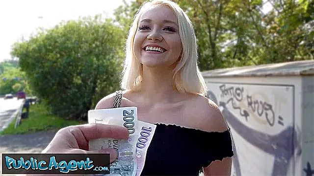 Gambling Max and Marilyn's blondes scene