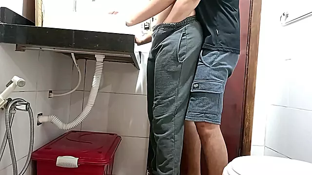 Amateur Badezimmer, Amateur Abspritzen, Milf Amateur Fickt, Affaire Chef, Mit Dienstmädchen Erwischt