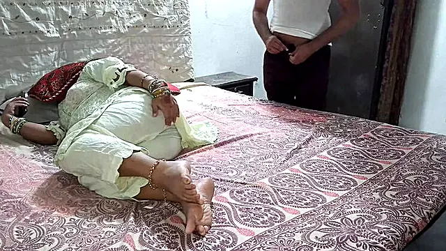 Desi Mom QueenbeautyQB Shares Bed - Rough Doggy & Big Ass Riding in Homemade HD