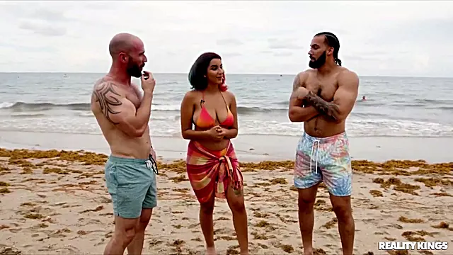 Veliki Kurac Na Plazi, Kurcevi Na Plazi, Plaža Trojac, Trojka Sa Velikim Kurcem, Kurac Zakrivljen Na Dole