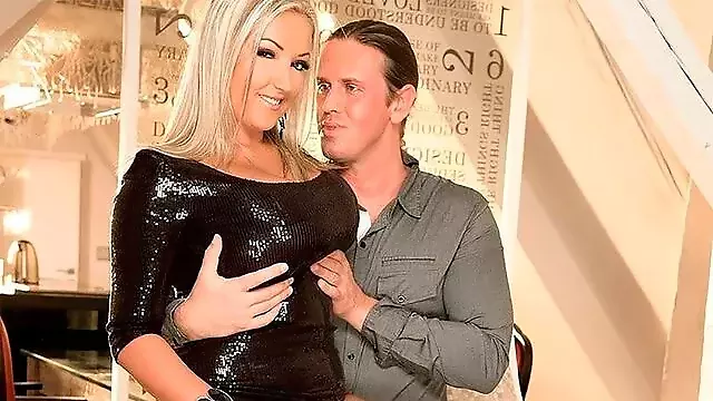 Cu Par, Masturbare, Canapea, Sani Tatuati, O Laba Tare, Latex Masturbare Solo, O Fute In Latex