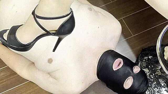 Fuß Domina, Femdom Sklave, Female Domination, Femdom Lecken, Fetisch Sklavin, Fuss Sklave, Sklave Knebel