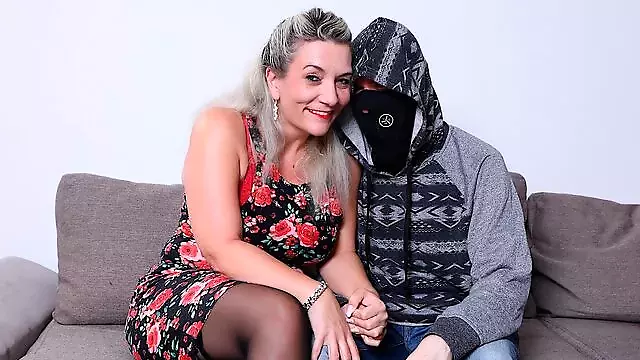 Kousen Op Zijn Hondjes, Missionaris Tieten, Blond Klaar Pijpen, Te Kort Jurkje, Mollig Grote Tieten