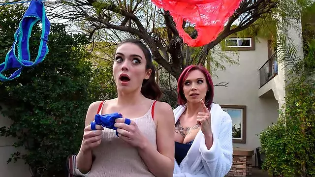 Lizani Kundicky, Tetování Zrzky, Silicon Prsa, Lesby Kamaradky, Lesby Lick Boobs, Masturbace Kundy
