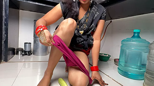 Despite Having 1 Follower, Komal Has to Take the Support of Cucumber, After All, He Had to Take Support From Jeth Ji
