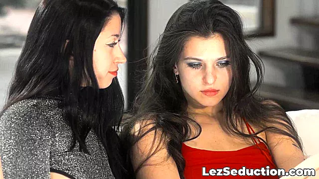 Babe Poilue, Lesbiennes Babe, Cuni, Poilue Baiser, Kissing Lesbien, Lèche Ma Chatte, Lèche Seins