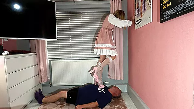 از پشت کون پاشنه بلند, پاشنه بلند, لگدمال کردن با کفش پاشنه بلند