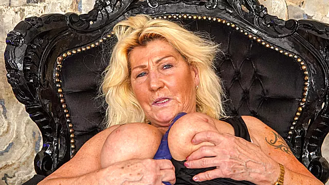 Stor Fisse, Blonde Bedstemor, Blondine I Strømper, Granny Kusse, Bedstemor Legetøj, Moden Strømper